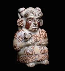 Art précolombien, civilisation mochica : un chef mochica avec un félin dans ses bras. Vase anthropomorphe en argile