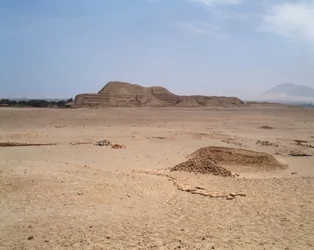 Vue du temple en brique Mochica (1983 - Photographie)