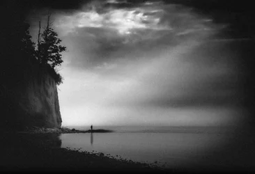 Une silhouette solitaire sur le rivage brumeux