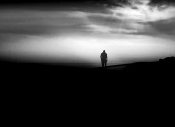Un homme solitaire sous le ciel