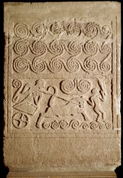 Art mycénien : stèle funéraire en calcaire représentant une bataille, provenant de Mycènes. XVIe siècle av. J.-C. Dimensions : 133 cm. Athènes, Musée national archéologique