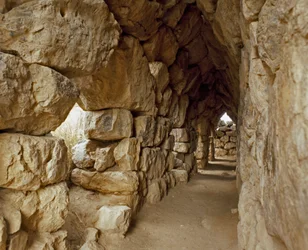 Art mycénien : passage couvert de la citadelle mycénienne, ville de Tirynthe, vers 1200 av. J.-C. Grèce