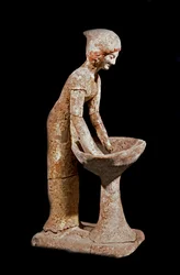 Art mycénien : figurine de femme moulant de la farine. XVIe siècle av. J.-C. Strasbourg, musée archéologique