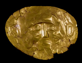 Art mycénien : masque funéraire en or provenant de Mycènes. XVIe siècle av. J.-C. Musée national archéologique, Athènes, Grèce