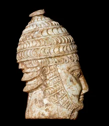 Art mycénien : petite tête de guerrier en ivoire sculpté de la tombe III, Mycènes