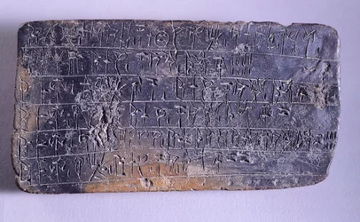 Tablette inscrite en Linéaire B, terre cuite des archives du palais de Nestor à Pylos (Grèce), civilisation mycénienne, vers le XIIIe siècle av. J.-C.