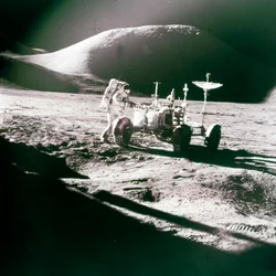 Astronaute avec véhicule lunaire sur la Lune