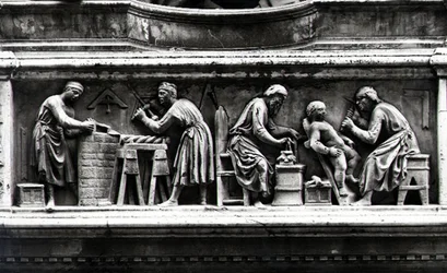 Relief représentant des artistes et des artisans au travail
