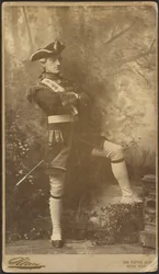 [John Drew, Jr. dans le rôle du capitaine Plume dans "The Recruiting Officer"]