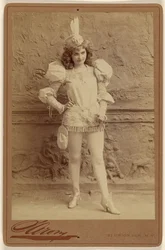 [Actrice non identifiée en costume, debout]