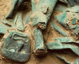 Trésor en cuivre doré enterré dans la tombe royale Moche du Seigneur de Sipan