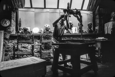 Le sculpteur Walker Hancock travaillant dans son atelier
