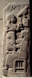 Bas-relief en basalte représentant le scribe Tarhunpiyas sur les genoux de sa mère, tenant l