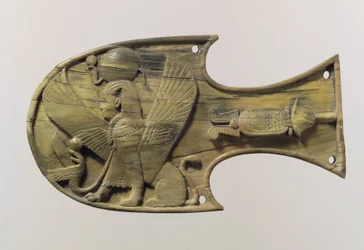 Œillère de cheval sculptée en relief avec un sphinx assis, vers 8ème siècle av. J.-C.