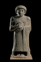 Art sumérien : détail de la statue de Gudea, prince de Lagash, connue sous le nom de «avec le vase jaillissant» et dédiée à la déesse Geshtinanna