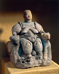 Statue en terre cuite de déesse mère, provenant de Çatal Hüyük ou Çatalhöyük, VIe millénaire av. J.-C.