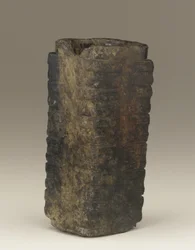 Tube haut (cong) région du lac Tai, culture Liangzhu, 3300-2250 av. J.-C. (jade)