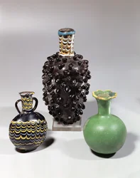 Vases égyptiens : grappe de raisin, grenade et motif de vague (verre)