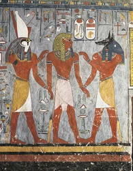 Pharaon entre les dieux Harsiesis et Anubis