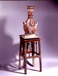 Vase sur un tabouret