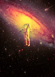 Un astronaute dans une galaxie éclatante