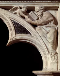 Art gothique : « Saint Mathieu Évangéliste » détail des arcs de la chaire en marbre sculptée par Nicola Pisano