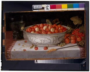 Nature morte de fraises des bois dans un bol en porcelaine Wanli