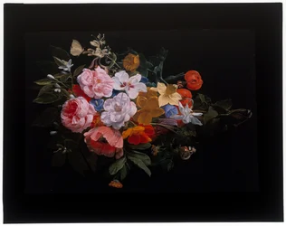Une guirlande de roses, chèvrefeuille, lys, narcisses, fritillaire pintade