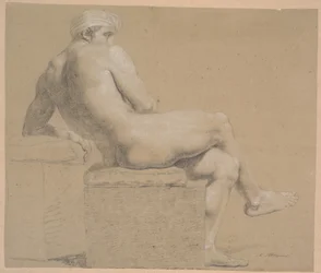 Modèle assis avec un foulard sur la tête. Assis sur un socle avec un coussin. Tourné vers la droite. Appuyé contre un socle plus haut où repose le bras gauche. Jambes croisées