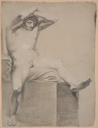 Modèle assis sur un haut piédestal avec un coussin. Vu de face. Les bras levés et croisés au-dessus de la tête. La jambe gauche étendue et légèrement pliée