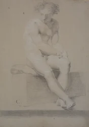 Modèle assis sur un socle avec coussin. Les mains se rejoignent sur la cuisse gauche. Les pieds sont croisés