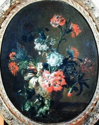 Fleurs dans un vase en pierre