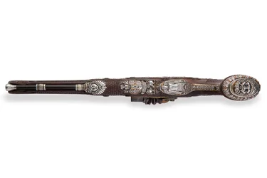 Une des deux pistolets à silex rayés montés en argent, Versailles, 1825