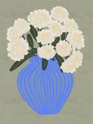 Fleurs blanches dans un vase bleu