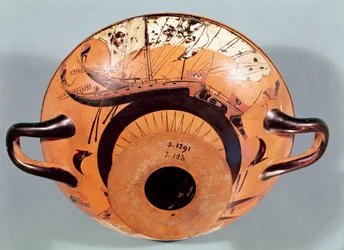 Coupe à figures noires attiques représentant des navires grecs, c.520 av. J.-C.