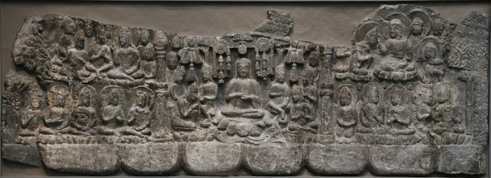 Sculpture murale : Rassemblements Célestes de Bouddhas et Bodhisattvas, Handan, Province de Hebei, 550-577 (calcaire avec traces de pigment)