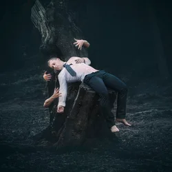 Sommeil surréaliste en forêt