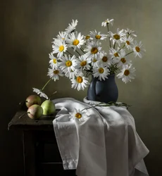 Nature morte aux marguerites rustiques