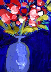 Fleurs rouges éclatantes dans un vase bleu
