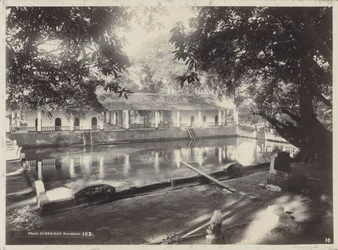 Lieu de baignade avec galerie, peut-être à Surabaya