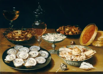 Plats avec huîtres, fruits et vin