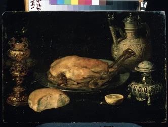 Nature morte de poulet, citron, pain, argenterie et lampe à huile