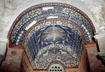 Art paléochrétien : le monogramme du Christ est entouré de symboles de la Sainte Trinité. Mosaïque du 5ème ou 6ème siècle