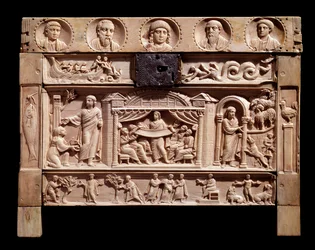 Reliquaire avec reliefs représentant des scènes de l