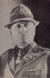 Album "Duce": Benito Mussolini en uniforme de milice