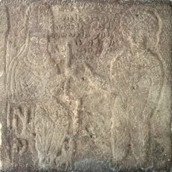 Stèle rare montrant Artaban V, le dernier roi parthe, investissant Khwasak, le satrape de Suse : il remet une bague comme emblème de son autorité, de Suse, Iran, 14 septembre 215 après J.-C.