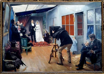 Un mariage avec le photographe en 1879. Couple de jeunes mariés posant dans le studio du photographe