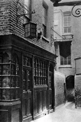 La taverne Mitre, Londres, 1926-1927