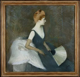 Madame Marthe Letellier assise sur un canapé, tenant un éventail, vers 1895