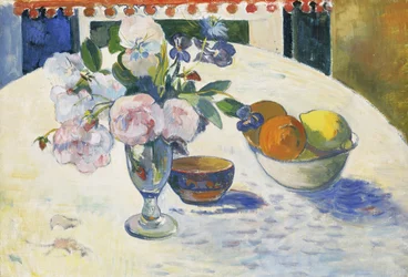 Fleurs et un bol de fruits sur une table